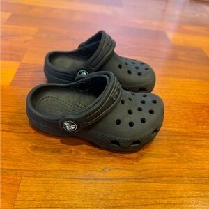 Toddler black crocs c7